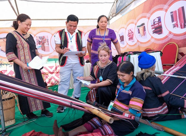 Nghệ nhân trình diễn tay nghề tại cuộc thi. Nghệ nhân trình diễn tay nghề tại cuộc thi.