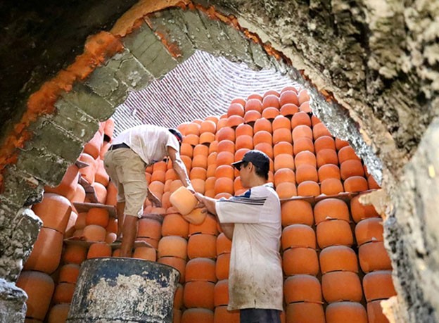 Lò gạch, gốm Mang Thít có tuổi đời hàng trăm năm, được biết đến là nơi sản xuất gạch, gốm đỏ nổi tiếng và lớn nhất vùng Đồng bằng sông Cửu Long.