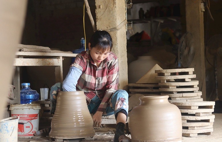 Khi khuôn đã có, người thợ sẽ dùng bàn tay khéo léo để tạo hình ra một sản phẩm cụ thể, ó thể là chum hoặc bình... Khi khuôn đã có, người thợ sẽ dùng bàn tay khéo léo để tạo hình ra một sản phẩm cụ thể, ó thể là chum hoặc bình...