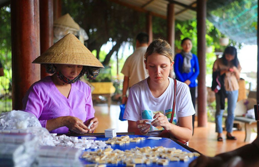 Du khách nước ngoài cũng rất yêu thích những làng nghề kẹo dừa Du khách nước ngoài cũng rất yêu thích những làng nghề kẹo dừa