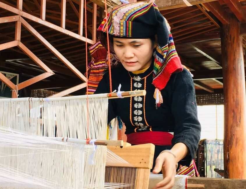 Nghệ nhân Sầm Thị Tình, người chắp cánh cho thương hiệu thổ cẩm Hoa Tiến