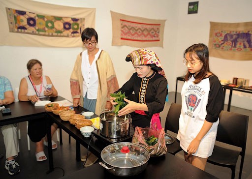 Hướng dẫn nhuộm khăn bằng màu tự nhiên cho người nước ngoài