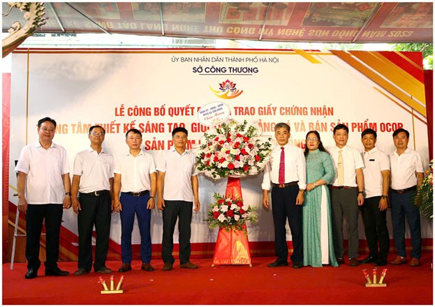 Lễ công bố quyết định và trao giấy chứng nhận cho Trung tâm thiết kế, sáng tạo, giới thiệu, quảng bá và bán sản phẩm OCOP, sản phẩm mỹ nghệ xã Sơn Đồng.