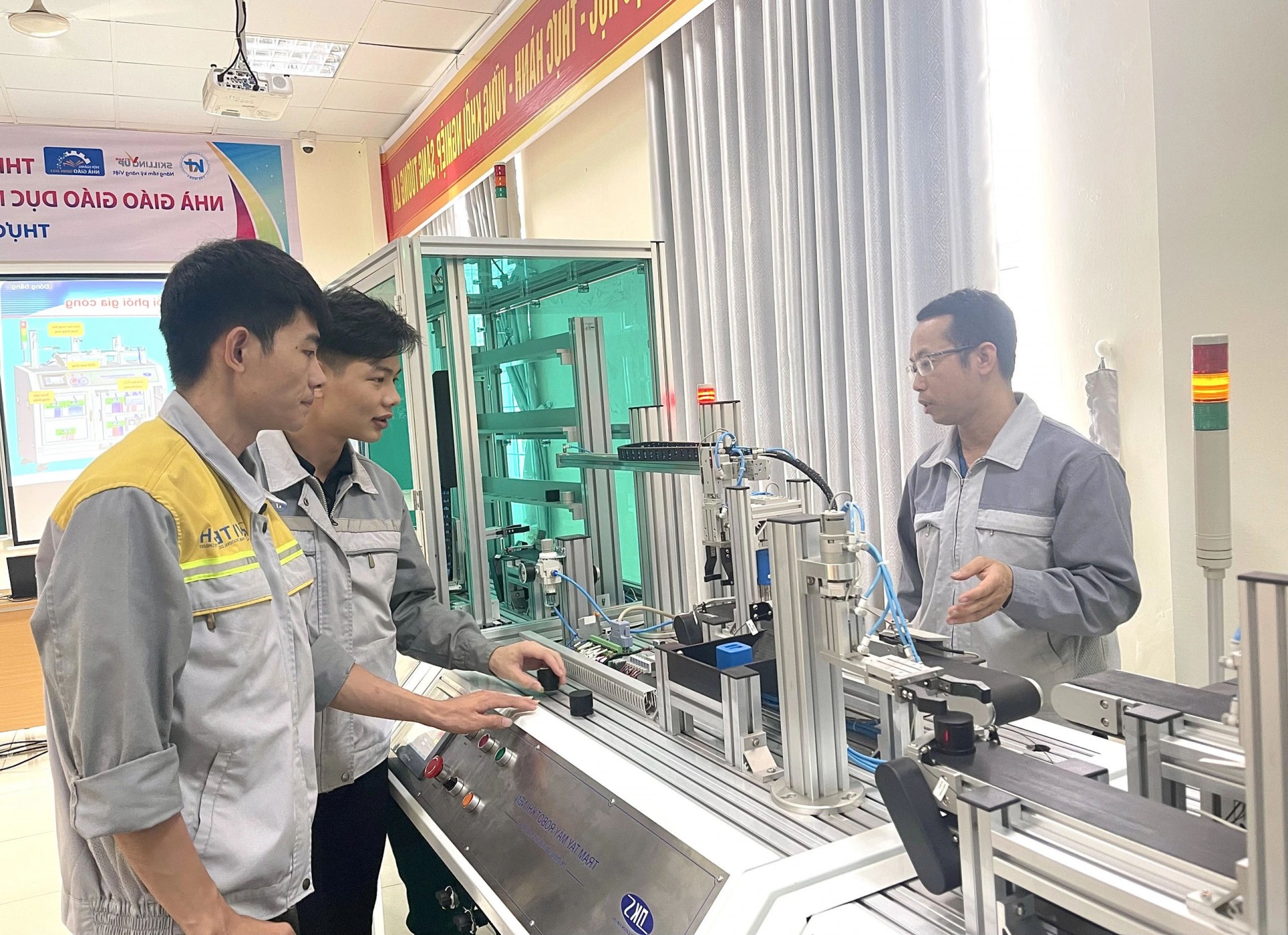 Giáo viên trường nghề hướng dẫn sinh viên thực hành