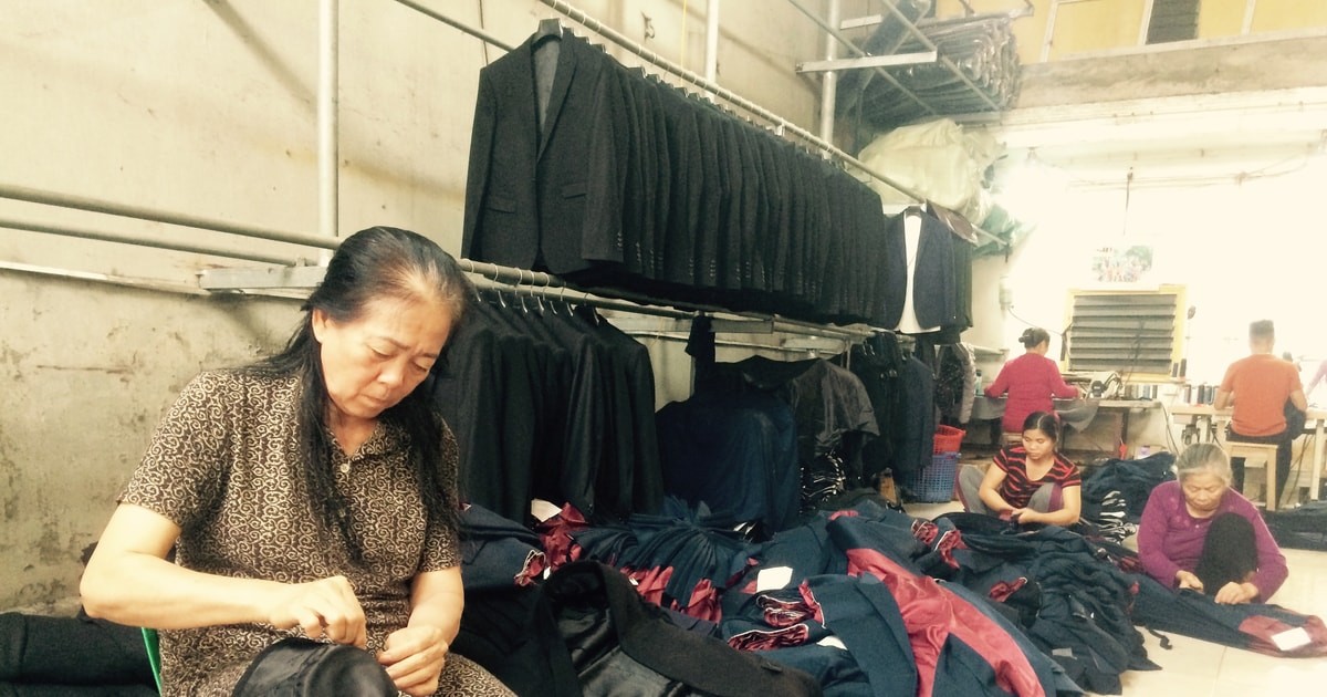 Nhiều cụ già tại làng Vân Từ đã gắn bó với nghề may comple vài chục năm Nhiều cụ già tại làng Vân Từ đã gắn bó với nghề may comple vài chục năm