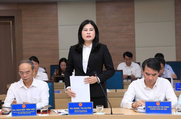 Chủ tịch UBND huyện Gia Lâm Đặng Thị Huyền báo cáo với đoàn giám sát.  Chủ tịch UBND huyện Gia Lâm Đặng Thị Huyền báo cáo với đoàn giám sát.