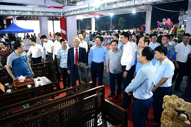  Phó Giám đốc Sở Công Thương Hà Nội Nguyễn Đình Thắng, các đồng chí lãnh đạo huyện Thạch Thất, Chủ tịch Hiệp hội Làng nghề Việt Nam Trịnh Quốc Đạt cùng đại biểu tới dự Chương trình và tham quan các gian trưng bày sản phẩm.