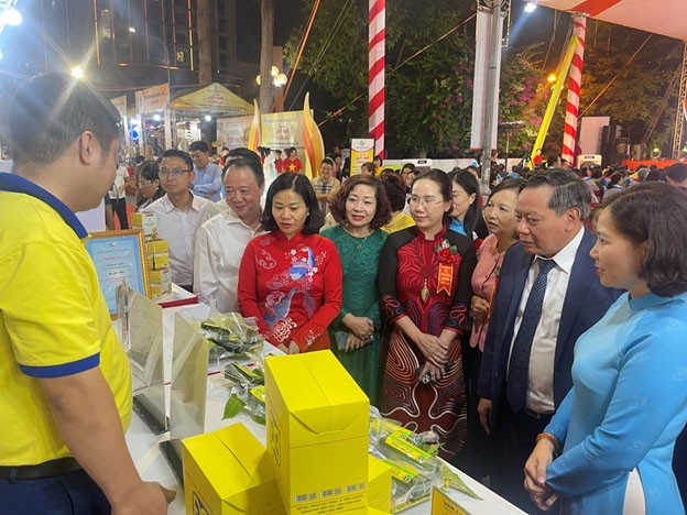 Lãnh đạo Trung ương và Thành phố Hà Nội tham quan các gian hàng  tại chương trình. Lãnh đạo Trung ương và Thành phố Hà Nội tham quan các gian hàng  tại chương trình.