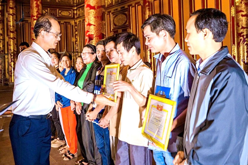 Khen thưởng nghệ nhân, thợ lành nghề có nhiều đóng góp trùng tu điện Thái Hòa Khen thưởng nghệ nhân, thợ lành nghề có nhiều đóng góp trùng tu điện Thái Hòa