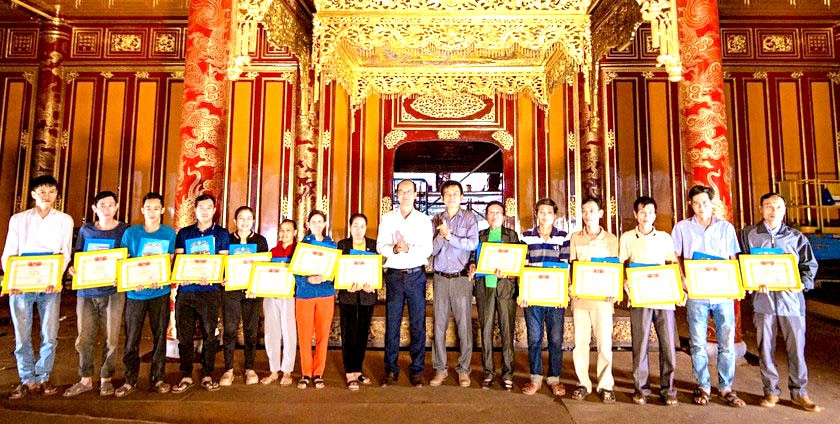 Ông Hoàng Việt Trung - Giám đốc Trung tâm Bảo tồn Di tích Cố đô Huế đã khen thưởng, động viên các nghệ nhân và thợ lành nghề. Ông Hoàng Việt Trung - Giám đốc Trung tâm Bảo tồn Di tích Cố đô Huế đã khen thưởng, động viên các nghệ nhân và thợ lành nghề.