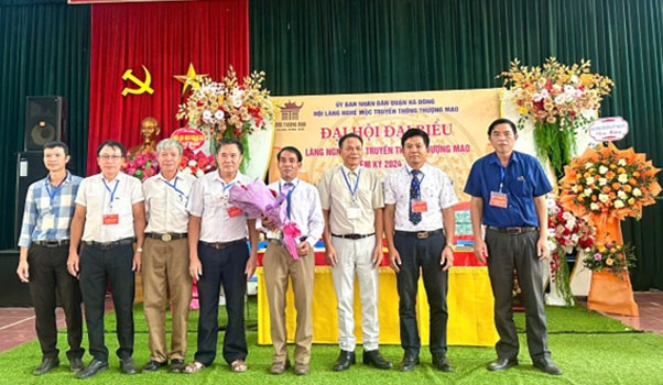 Ban Chấp hành mới Hội Làng nghề truyền thống mộc Thượng Mạo nhiệm kỳ (2024 - 2029) ra mắt Đại hội. Ban Chấp hành mới Hội Làng nghề truyền thống mộc Thượng Mạo nhiệm kỳ (2024 - 2029) ra mắt Đại hội.