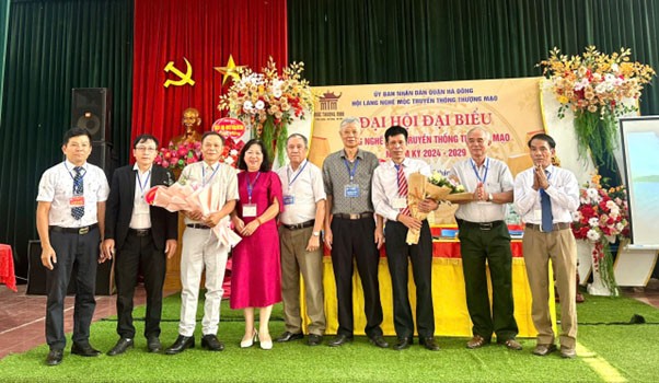 Lãnh đạo Hội Làng nghề dệt lụa Vạn Phúc và Hội Làng nghề rèn Đa Sỹ tặng hoa chúc mừng Đại hội. Lãnh đạo Hội Làng nghề dệt lụa Vạn Phúc và Hội Làng nghề rèn Đa Sỹ tặng hoa chúc mừng Đại hội.