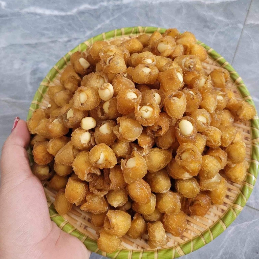 Sản phẩm Long nhãn ôm Sen sấy dẻo là sự kết hợp hài hòa giữa vị ngọt dẻo thơm của long nhãn  cùng vị giòn thơm, bùi ngậy của hạt sen sấy tạo nên