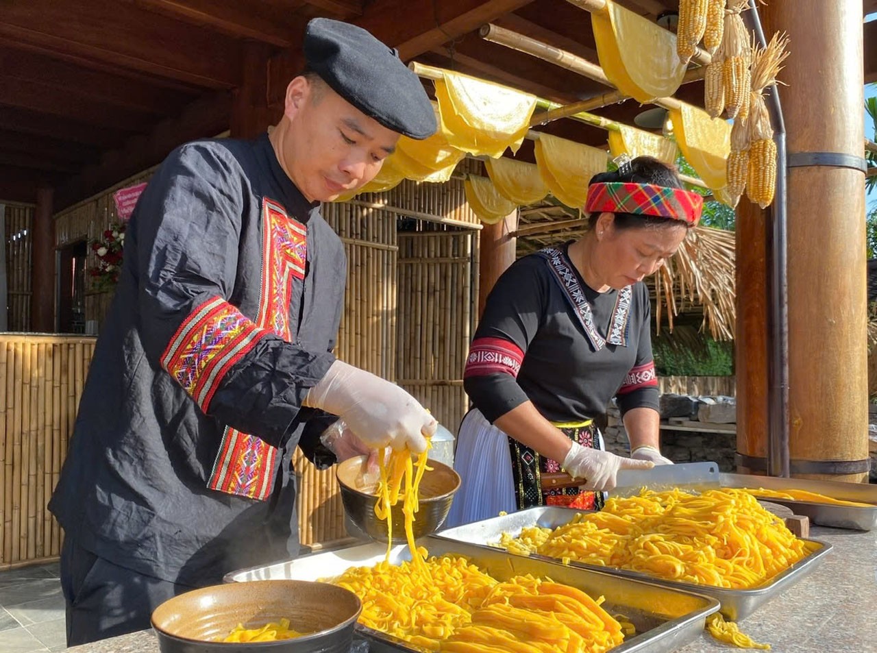 Đồng bào Mông chế biến món phở ngô Đồng bào Mông chế biến món phở ngô