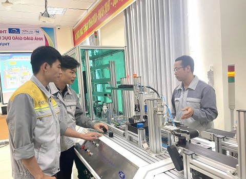 thu hut 120000 nghe nhan chuyen gia va 3000 nha khoa hoc vao truong nghe