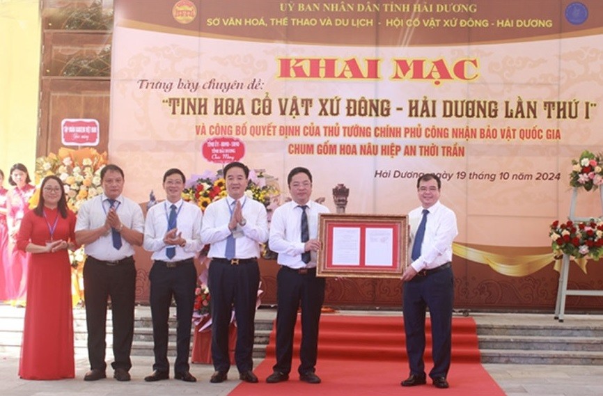 Lãnh đạo tỉnh Hải Dương trao quyết định của Thủ tướng Chính phủ công nhận Bảo vật quốc gia Chum gốm hoa nâu Hiệp An thời Trần Lãnh đạo tỉnh Hải Dương trao quyết định của Thủ tướng Chính phủ công nhận Bảo vật quốc gia Chum gốm hoa nâu Hiệp An thời Trần