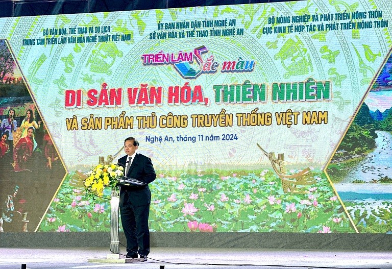 Khai mạc triển lãm “Sắc màu di sản văn hóa, thiên nhiên và sản phẩm thủ công truyền thống Việt Nam” Khai mạc triển lãm “Sắc màu di sản văn hóa, thiên nhiên và sản phẩm thủ công truyền thống Việt Nam”
