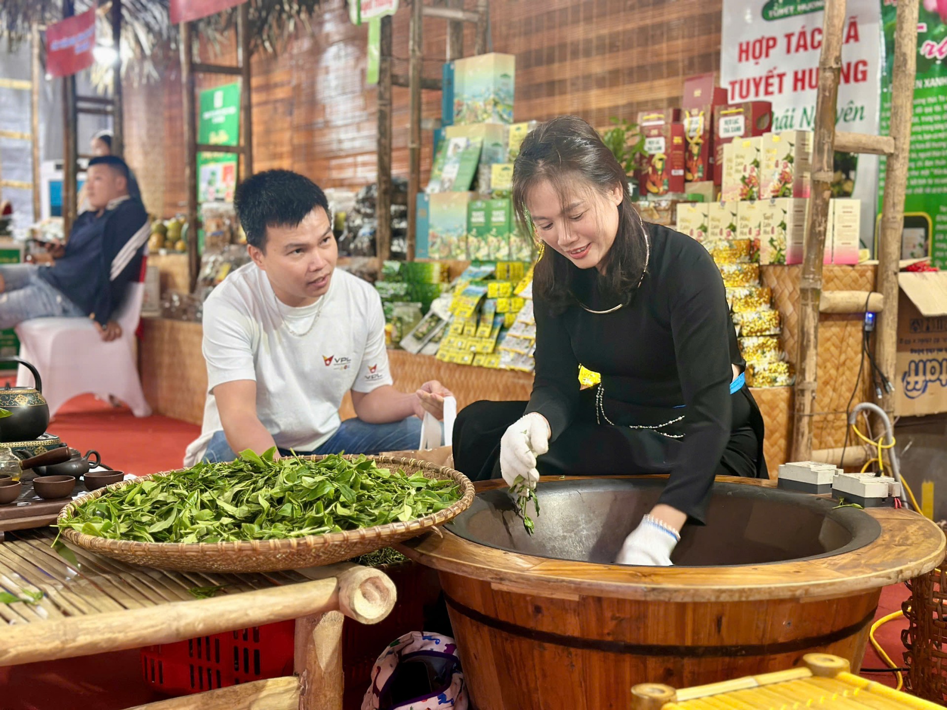 Khai mạc triển lãm “Sắc màu di sản văn hóa, thiên nhiên và sản phẩm thủ công truyền thống Việt Nam” Khai mạc triển lãm “Sắc màu di sản văn hóa, thiên nhiên và sản phẩm thủ công truyền thống Việt Nam”