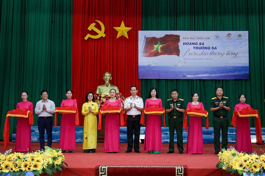 Đại diện các đơn vị cắt băng khai mạc triển lãm Đại diện các đơn vị cắt băng khai mạc triển lãm