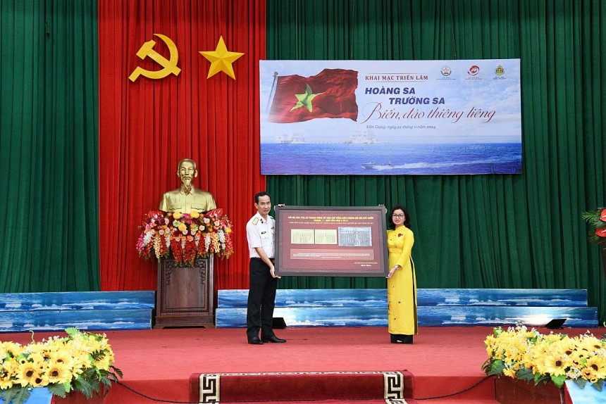 Cục Văn thư và Lưu trữ Nhà nước trao tặng Bộ Tư lệnh Vùng 5 Hải quân bản in lời dụ của vua Lê Thánh Tông về việc giữ vững biên cương bờ cõi đất nước (từ Mộc bản triều Nguyễn) Cục Văn thư và Lưu trữ Nhà nước trao tặng Bộ Tư lệnh Vùng 5 Hải quân bản in lời dụ của vua Lê Thánh Tông về việc giữ vững biên cương bờ cõi đất nước (từ Mộc bản triều Nguyễn)