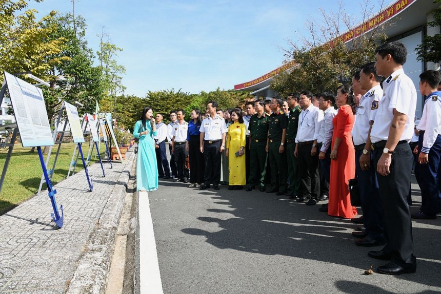 Triển lãm “Hoàng Sa, Trường Sa – Biển, đảo thiêng liêng” Triển lãm “Hoàng Sa, Trường Sa – Biển, đảo thiêng liêng”