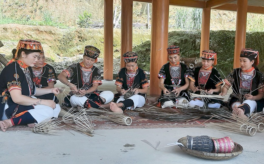 Đồng bào người Dao xã Phúc An, huyện Yên Bình duy trì và phát triển làng nghề đan rọ tôm. Đồng bào người Dao xã Phúc An, huyện Yên Bình duy trì và phát triển làng nghề đan rọ tôm.