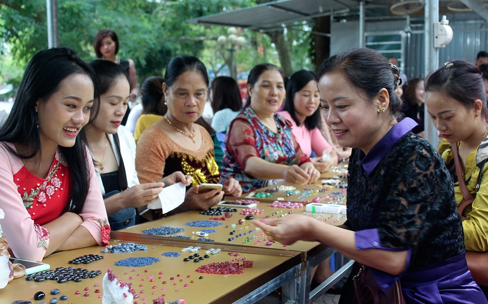 Chợ Đá quý Lục Yên thu hút đông đảo du khách vào mỗi dịp cuối tuần. Chợ Đá quý Lục Yên thu hút đông đảo du khách vào mỗi dịp cuối tuần.