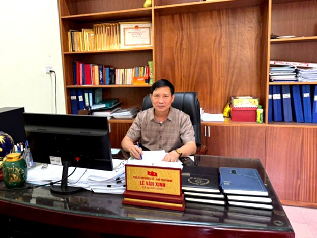 Chủ tịch UBND xã Hòa Thạch ông Lê Văn Xinh chia sẻ về Chương trình mục tiêu quốc gia xây dựng nông thôn mới, nông thôn mới nâng cao tại địa phương. Chủ tịch UBND xã Hòa Thạch ông Lê Văn Xinh chia sẻ về Chương trình mục tiêu quốc gia xây dựng nông thôn mới, nông thôn mới nâng cao tại địa phương.