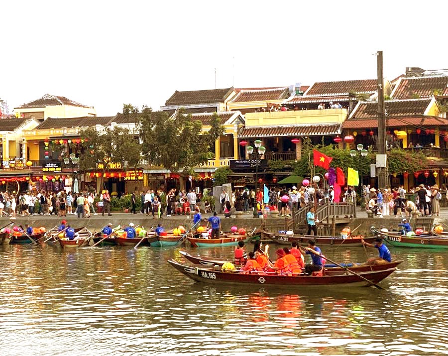 Sông Hoài(Hội An) điểm du lịch hấp dẫn thu hút khách trong nước và quốc tế. Sông Hoài(Hội An) điểm du lịch hấp dẫn thu hút khách trong nước và quốc tế.