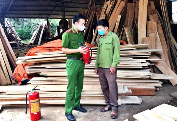 Cảnh báo nguy cơ cháy nổ tại các làng nghề dịp cuối năm Cảnh báo nguy cơ cháy nổ tại các làng nghề dịp cuối năm