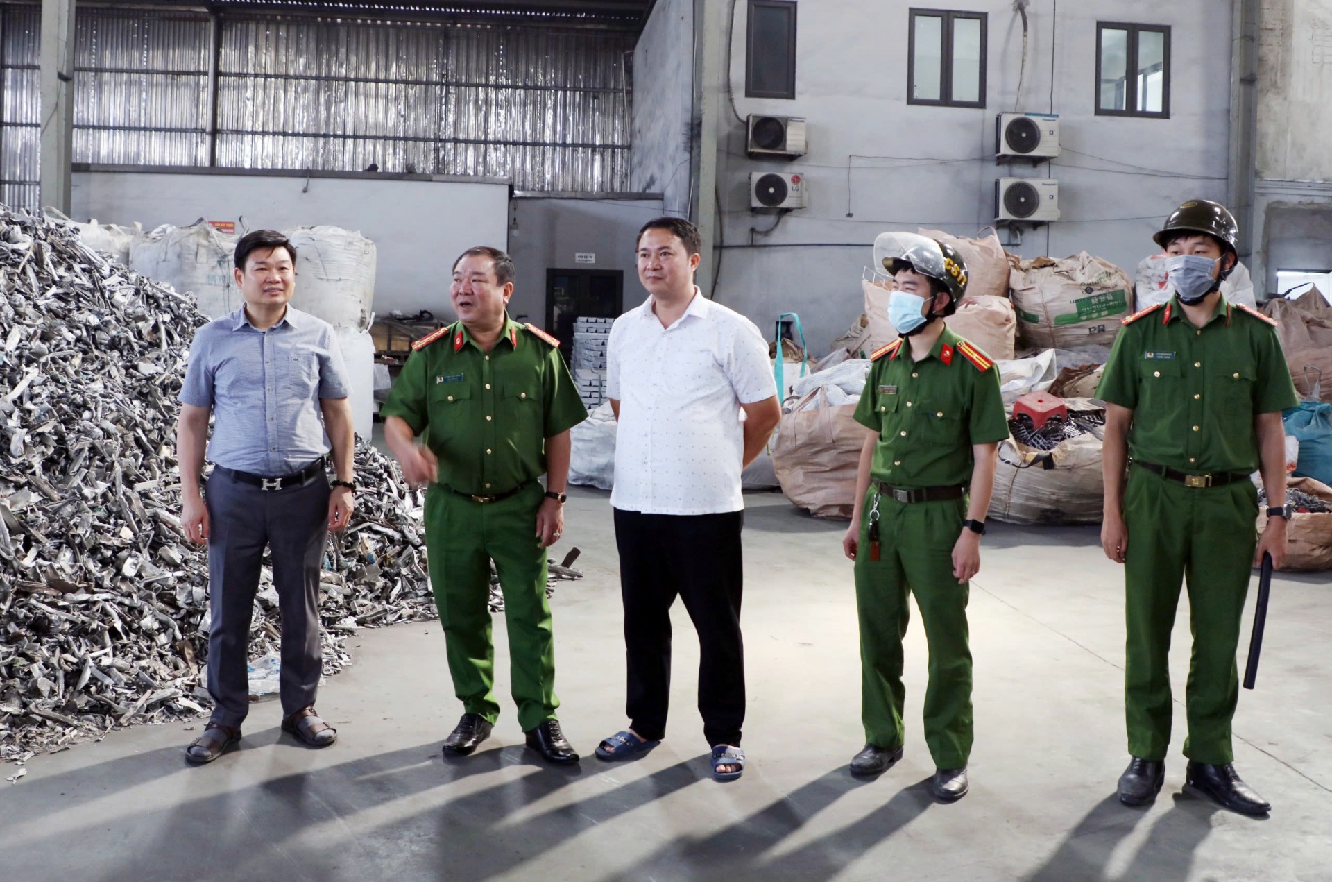 Đã có 144 cơ sở tự nguyện phá dỡ lò đốt, lò tái chế kim loại tại Mẫn Xá Đã có 144 cơ sở tự nguyện phá dỡ lò đốt, lò tái chế kim loại tại Mẫn Xá