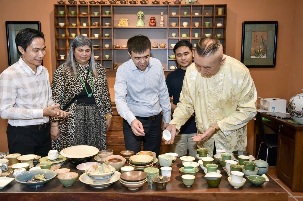 Nhiều sảội đồng giám khảo quốc tế đánh giá cao những giá trị độc đáo của làng nghề Bát Tràng, từ văn hóa, lịch sử đến kinh tế và tác động xã hộin phẩm gốm sứ điển hình của Bát Tràng như: Bộ đồ ăn, bình đựng trà, bình hoa, bình hút lộc… được chọn làm quà tặng các đại biểu dự hội nghị, ngày lễ lớn, dịp kỷ niệm trọng đại của huyện, xã. Nhiều sảội đồng giám khảo quốc tế đánh giá cao những giá trị độc đáo của làng nghề Bát Tràng, từ văn hóa, lịch sử đến kinh tế và tác động xã hộin phẩm gốm sứ điển hình của Bát Tràng như: Bộ đồ ăn, bình đựng trà, bình hoa, bình hút lộc… được chọn làm quà tặng các đại biểu dự hội nghị, ngày lễ lớn, dịp kỷ niệm trọng đại của huyện, xã.