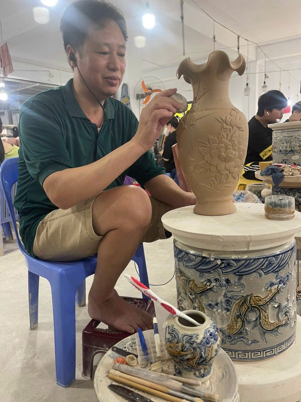 Nghệ nhân làm nghề tại làng nghề gốm Bát Tràng. Nghệ nhân làm nghề tại làng nghề gốm Bát Tràng.