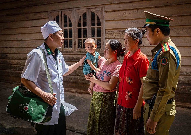 Giải Khuyến khích - Tác phẩm ảnh: Bộ đội Biên phòng Hà Tĩnh thăm khám giúp người dân Lào - Tác giả: Trần Nhật Linh (Hà Tĩnh) Giải Khuyến khích - Tác phẩm ảnh: Bộ đội Biên phòng Hà Tĩnh thăm khám giúp người dân Lào - Tác giả: Trần Nhật Linh (Hà Tĩnh)