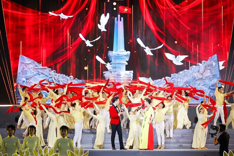 Tại Lễ kỷ niệm, các đại biểu được thưởng thức chương trình nghệ thuật đặc sắc có chủ đề "60 năm bản hùng ca Chiến thắng Bình Giã" - Ảnh: VGP/Nhật Bắc Tại Lễ kỷ niệm, các đại biểu được thưởng thức chương trình nghệ thuật đặc sắc có chủ đề "60 năm bản hùng ca Chiến thắng Bình Giã" - Ảnh: VGP/Nhật Bắc