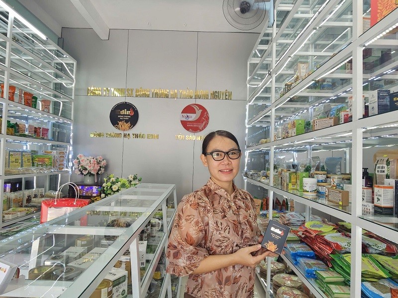 Chị Tạ Thùy Yên phụ trách quản lý và bán hàng tại điểm trưng bày 