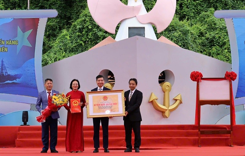 Thừa uỷ quyền Thủ tướng Chính phủ, Thứ trưởng Bộ VHTTDL Hoàng Đạo Cương trao Bằng Di tích quốc gia đặc biệt Đường Hồ Chí Minh trên biển cho tỉnh Phú Yên Thừa uỷ quyền Thủ tướng Chính phủ, Thứ trưởng Bộ VHTTDL Hoàng Đạo Cương trao Bằng Di tích quốc gia đặc biệt Đường Hồ Chí Minh trên biển cho tỉnh Phú Yên