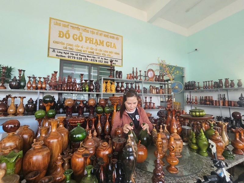 Nghệ nhân của Làng nghề phục vụ khách du lịch tại nhà trưng bày 