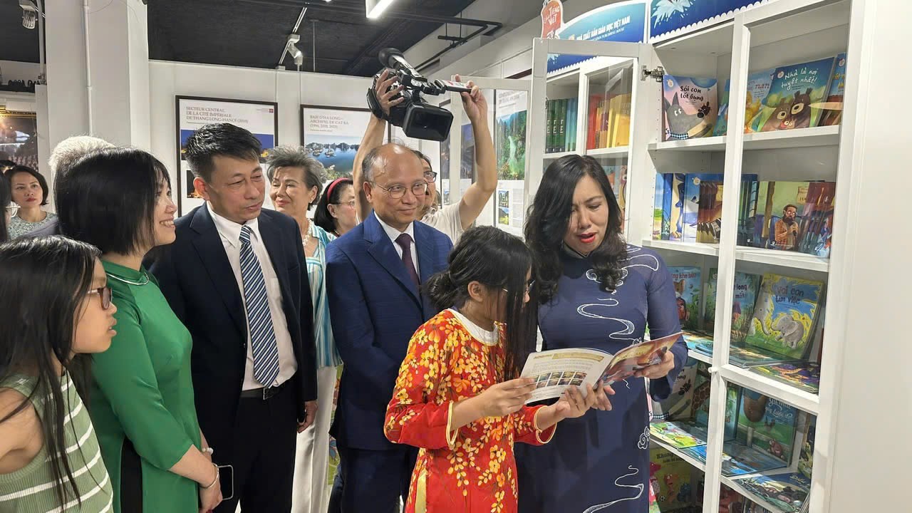 Sáng kiến Tủ sách Tiếng Việt đạt giải Nhì Giải thưởng toàn quốc về thông tin đối ngoại lần thứ X Sáng kiến Tủ sách Tiếng Việt đạt giải Nhì Giải thưởng toàn quốc về thông tin đối ngoại lần thứ X