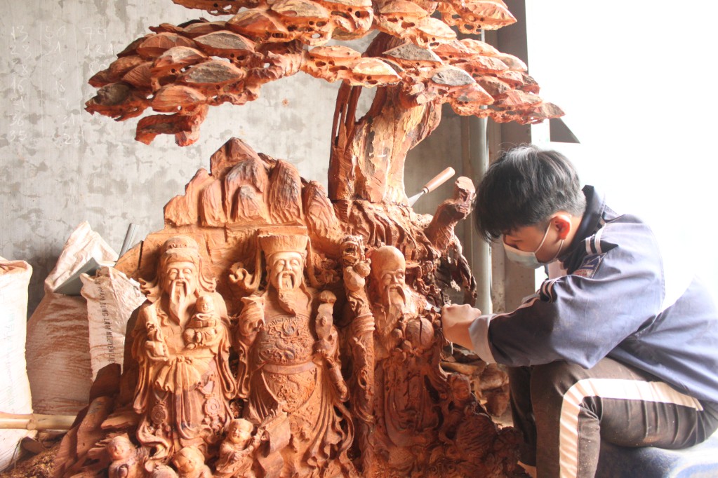 Hiện nay, các hộ sản xuất tại làng nghề mộc mỹ nghệ Hòa Phong, xã Hòa Phong (thị xã Mỹ Hào) đều sử dụng máy, công nghệ nhằm nâng cao năng suất lao động. Tuy nhiên, đối với các sản phẩm tượng gỗ tinh xảo, người thợ phải “chế tác” hoàn toàn thủ công. Hiện nay, các hộ sản xuất tại làng nghề mộc mỹ nghệ Hòa Phong, xã Hòa Phong (thị xã Mỹ Hào) đều sử dụng máy, công nghệ nhằm nâng cao năng suất lao động. Tuy nhiên, đối với các sản phẩm tượng gỗ tinh xảo, người thợ phải “chế tác” hoàn toàn thủ công.