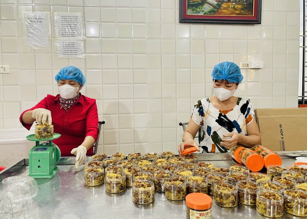 Cơ sở chế biến ô mai Quyến Lưu, xã Phương Chiểu (thành phố Hưng Yên) đóng gói sản phẩm cung ứng ra thị trường. Cơ sở chế biến ô mai Quyến Lưu, xã Phương Chiểu (thành phố Hưng Yên) đóng gói sản phẩm cung ứng ra thị trường.