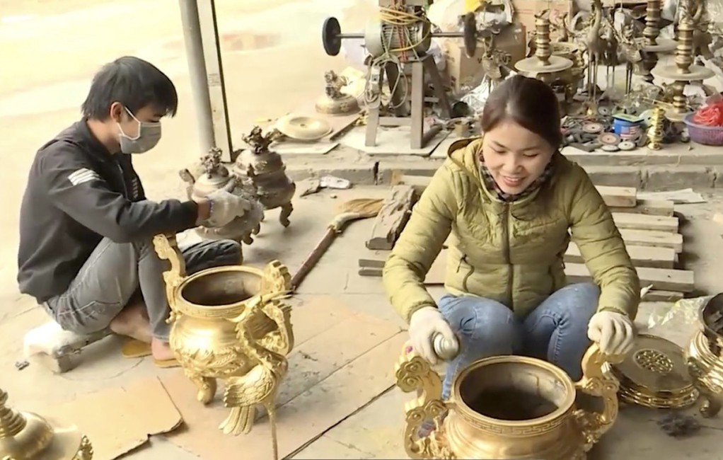 Cuối năm được xem là “thời điểm vàng” của làng nghề đúc đồng Lộng Thượng, xã Đại Đồng (Văn Lâm). Các cơ sở tập trung sản xuất các mặt hàng phục vụ nhu cầu, thị hiếu của khách hàng, như: Đồ thờ truyền thống, đỉnh đồng, hạc đồng, tranh, tượng đồng... Cuối năm được xem là “thời điểm vàng” của làng nghề đúc đồng Lộng Thượng, xã Đại Đồng (Văn Lâm). Các cơ sở tập trung sản xuất các mặt hàng phục vụ nhu cầu, thị hiếu của khách hàng, như: Đồ thờ truyền thống, đỉnh đồng, hạc đồng, tranh, tượng đồng...