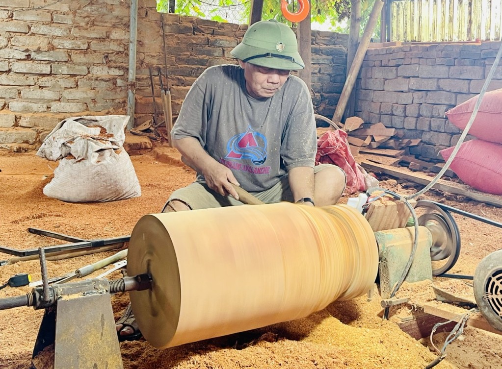 Dịp Tết, nhu cầu của người tiêu dùng về các sản phẩm mộc dân dụng, mộc mỹ nghệ tăng lên, cũng là thời điểm hoạt động ở làng nghề mộc mỹ nghệ Hòa Phong (thị xã Mỹ Hào) tấp nập nhất. Dịp Tết, nhu cầu của người tiêu dùng về các sản phẩm mộc dân dụng, mộc mỹ nghệ tăng lên, cũng là thời điểm hoạt động ở làng nghề mộc mỹ nghệ Hòa Phong (thị xã Mỹ Hào) tấp nập nhất.