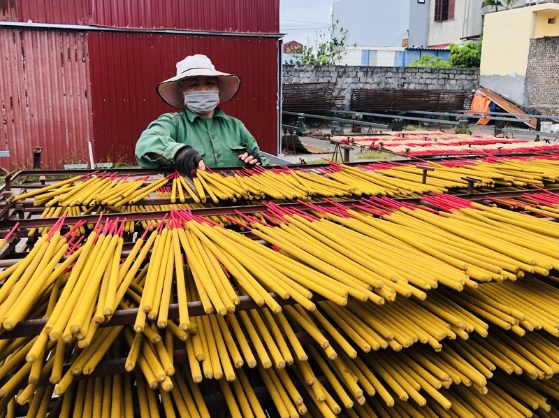 Tranh thủ những ngày nắng ráo, các hộ sản xuất hương ở thôn Cao, xã Bảo Khê (thành phố Hưng Yên) phơi tăm hương sau khi nhuộm màu. Hiện nay, sản phẩm của làng nghề khá đa dạng như: Hương nén, hương vòng, hương sào, hương quế, hương đậu tàn… Tranh thủ những ngày nắng ráo, các hộ sản xuất hương ở thôn Cao, xã Bảo Khê (thành phố Hưng Yên) phơi tăm hương sau khi nhuộm màu. Hiện nay, sản phẩm của làng nghề khá đa dạng như: Hương nén, hương vòng, hương sào, hương quế, hương đậu tàn…