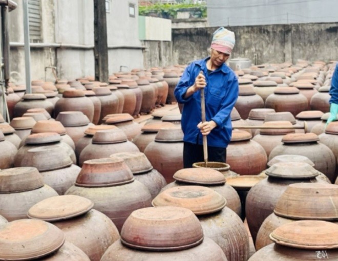 Các hộ sản xuất tương Bần ở phường Bần Yên Nhân (thị xã Mỹ Hào) khẩn trương cho những đơn hàng cuối năm Các hộ sản xuất tương Bần ở phường Bần Yên Nhân (thị xã Mỹ Hào) khẩn trương cho những đơn hàng cuối năm