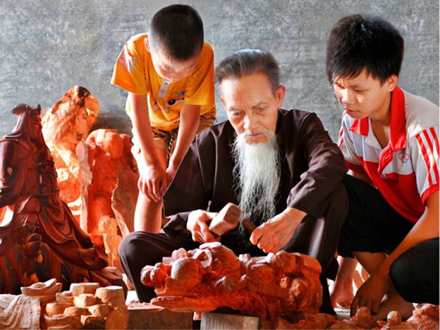 Nghệ nhân ở xã Vân Hà truyền nghề cho thế hệ trẻ. Nghệ nhân ở xã Vân Hà truyền nghề cho thế hệ trẻ.