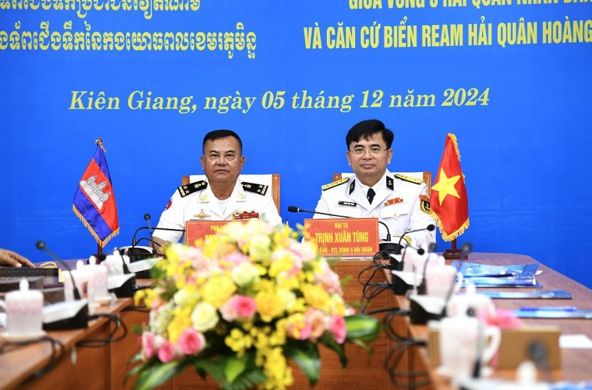 Đại tá Trịnh Xuân Tùng và Phó Đô đốc May Dina đồng chủ trì hội nghị