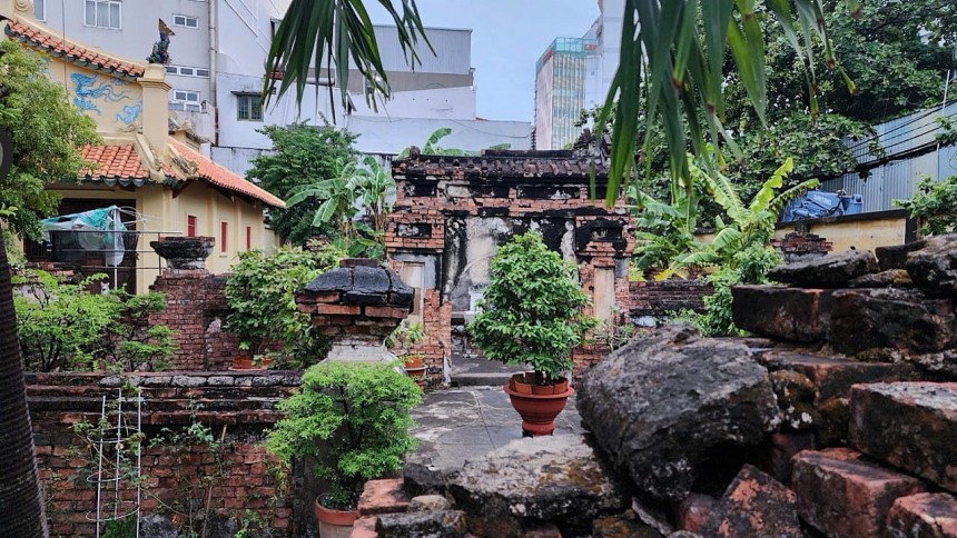 Sở VHTT - TP.HCM cho biết, Lăng Trương Tấn Bửu đang xuống cấp với nhiều hạng mục như nấm mộ, bình phong, thành mộ bị nứt, bong tróc