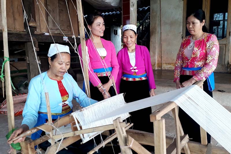 Từ khi được khôi phục, dệt vải đã trở thành công việc hàng ngày của chị em xóm Cóm, xã Đông Lai (Tân Lạc) Từ khi được khôi phục, dệt vải đã trở thành công việc hàng ngày của chị em xóm Cóm, xã Đông Lai (Tân Lạc)