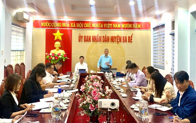 Ông Dương Văn Hoàn, Phó Chánh Văn phòng NTM tỉnh Bắc Kạn kiểm tra  tình hình triển khai thực hiện xây dựng nông thôn mớ tại huyện Ba Bể. 